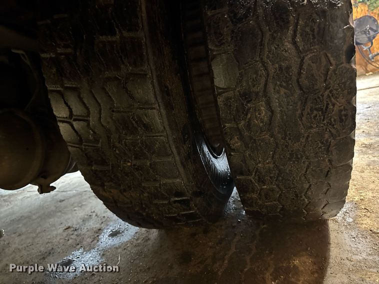 image for item DT0663 1991 Ford F700 winch truck