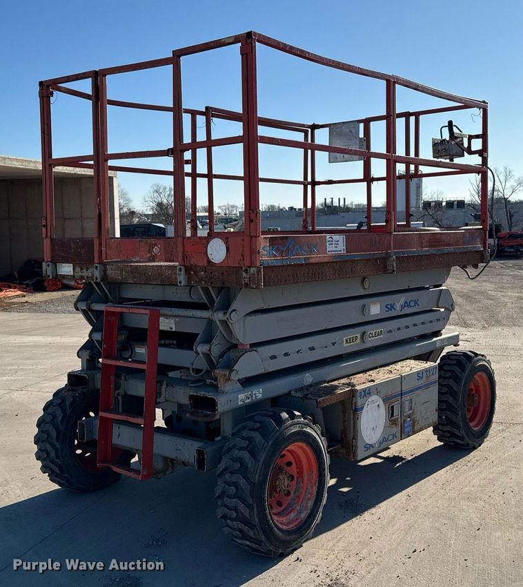 image for item DT0669 2006 Skyjack SJ7127 scissor lift