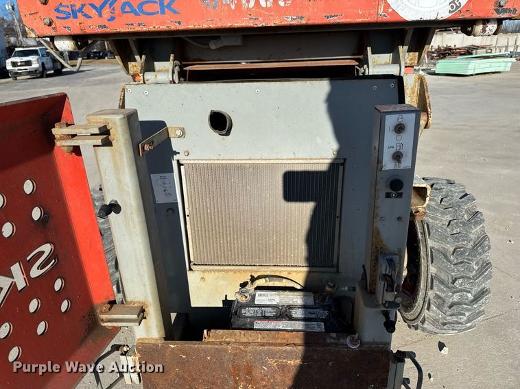 image for item DT0669 2006 Skyjack SJ7127 scissor lift