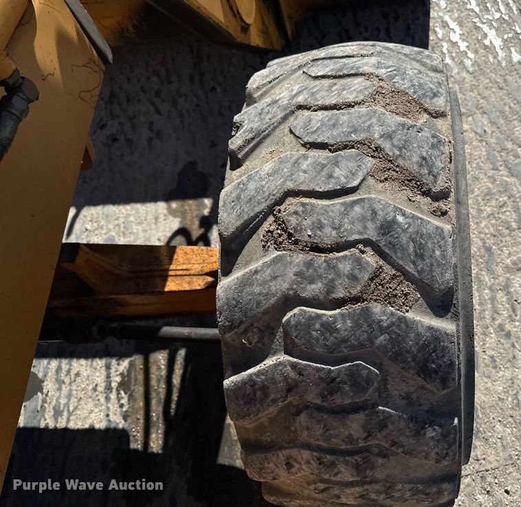 image for item DT0683 1996 Case 570 LXT industrial tractor