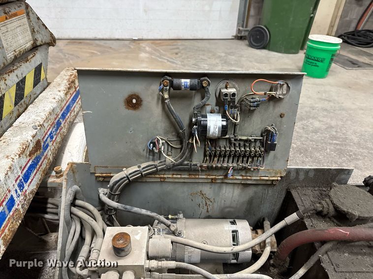 image for item DT0684 2005 Skyjack SJ 3220 scissor lift