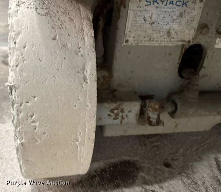 image for item DT0684 2005 Skyjack SJ 3220 scissor lift