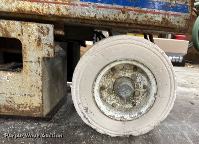 image for item DT0684 2005 Skyjack SJ 3220 scissor lift