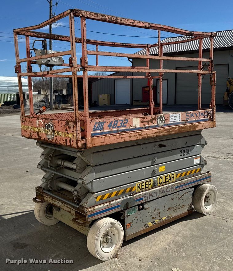 image for item DT0686 2000 Skyjack SJ III 4832 scissor lift