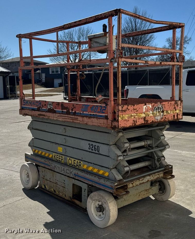 image for item DT0686 2000 Skyjack SJ III 4832 scissor lift
