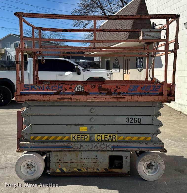 image for item DT0686 2000 Skyjack SJ III 4832 scissor lift