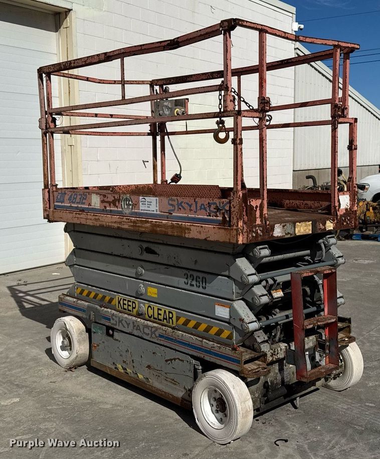 image for item DT0686 2000 Skyjack SJ III 4832 scissor lift