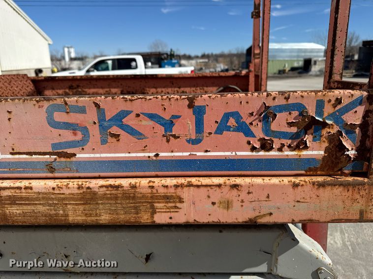 image for item DT0686 2000 Skyjack SJ III 4832 scissor lift