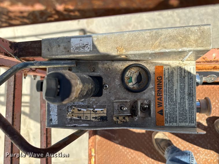 image for item DT0686 2000 Skyjack SJ III 4832 scissor lift