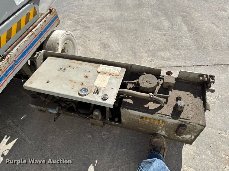image for item DT0686 2000 Skyjack SJ III 4832 scissor lift