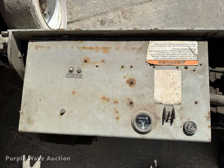 image for item DT0686 2000 Skyjack SJ III 4832 scissor lift