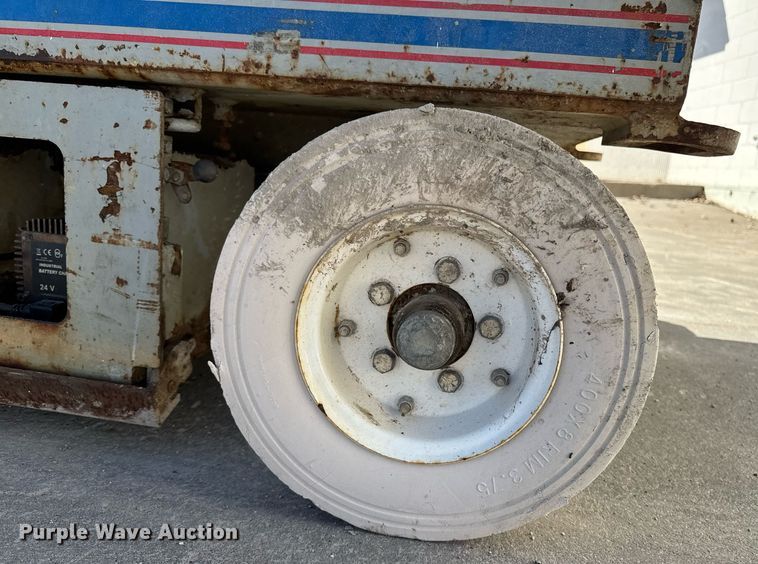 image for item DT0686 2000 Skyjack SJ III 4832 scissor lift