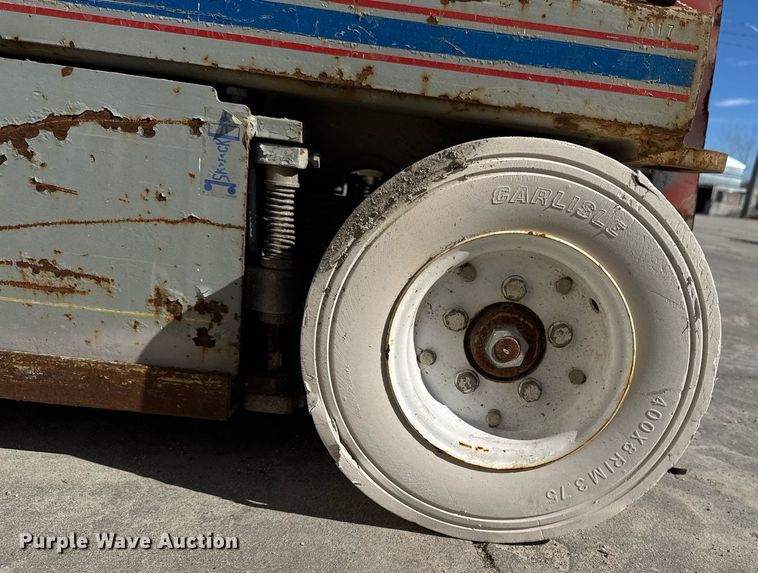 image for item DT0686 2000 Skyjack SJ III 4832 scissor lift