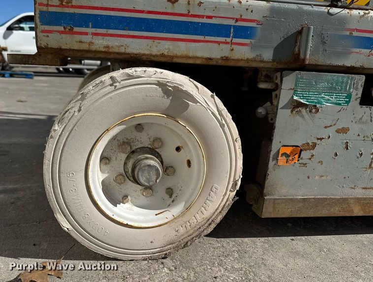 image for item DT0686 2000 Skyjack SJ III 4832 scissor lift