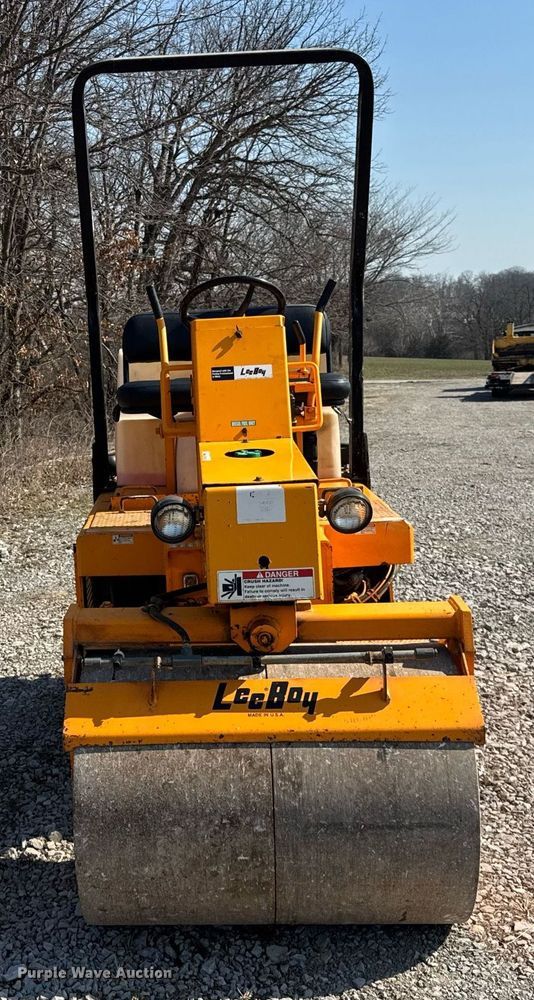 image for item DU3363 2011 LeeBoy 400 Super double drum vibratory roller