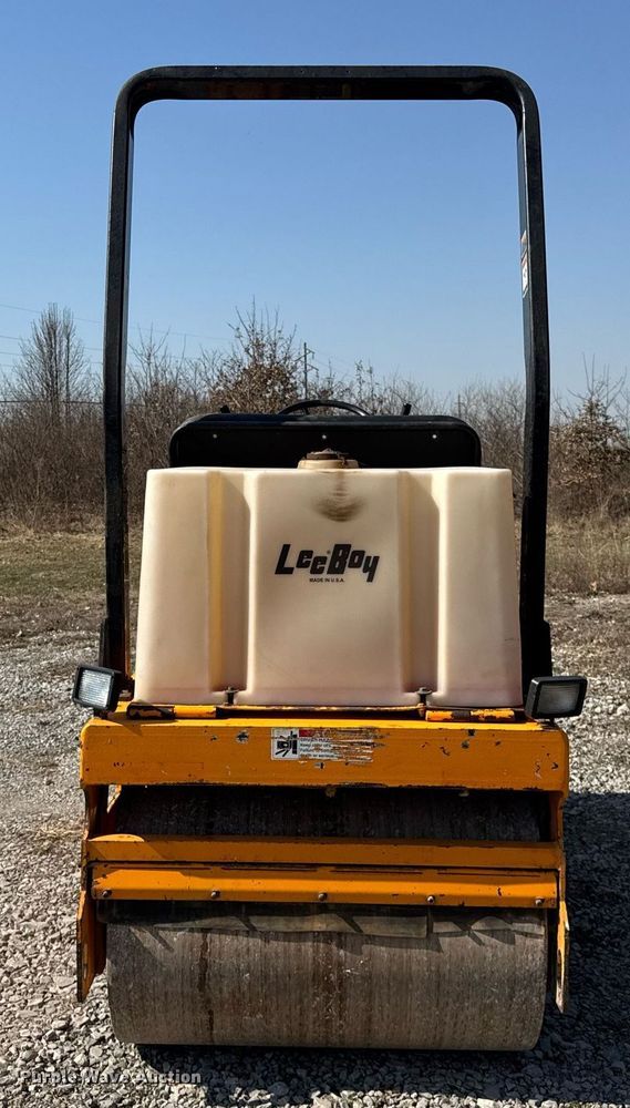 image for item DU3363 2011 LeeBoy 400 Super double drum vibratory roller