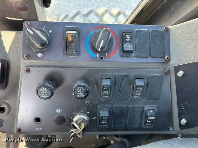 image for item DU3366 2000 Champion 710A VHP motor grader