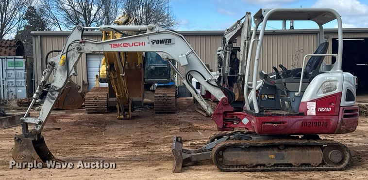 image for item DU9723 2017 Takeuchi TB240 mini excavator