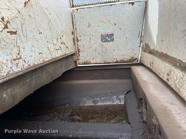 image for item DV0622 1999 Isuzu NPR HD refuse truck