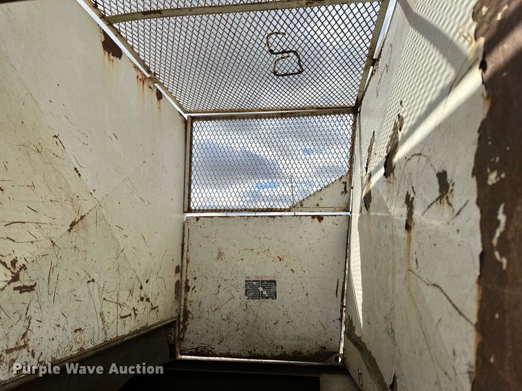 image for item DV0622 1999 Isuzu NPR HD refuse truck