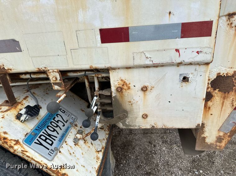 image for item DV0622 1999 Isuzu NPR HD refuse truck