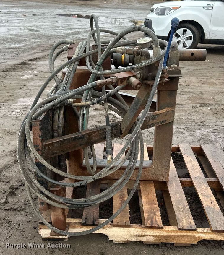 image for item DV0634 Skid steer hydraulic puller