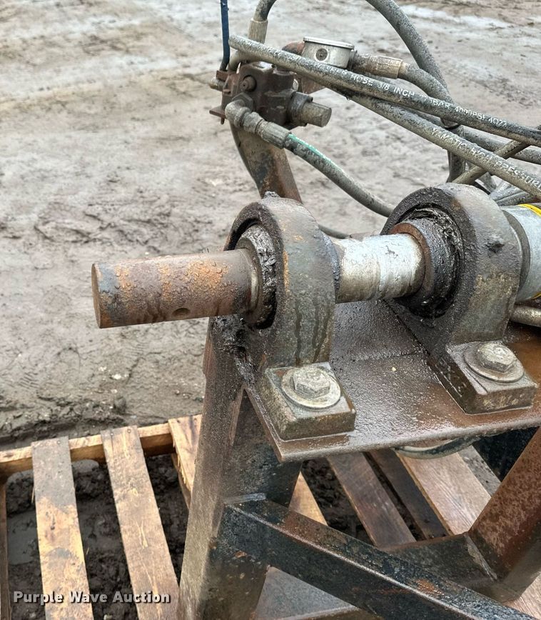 image for item DV0634 Skid steer hydraulic puller