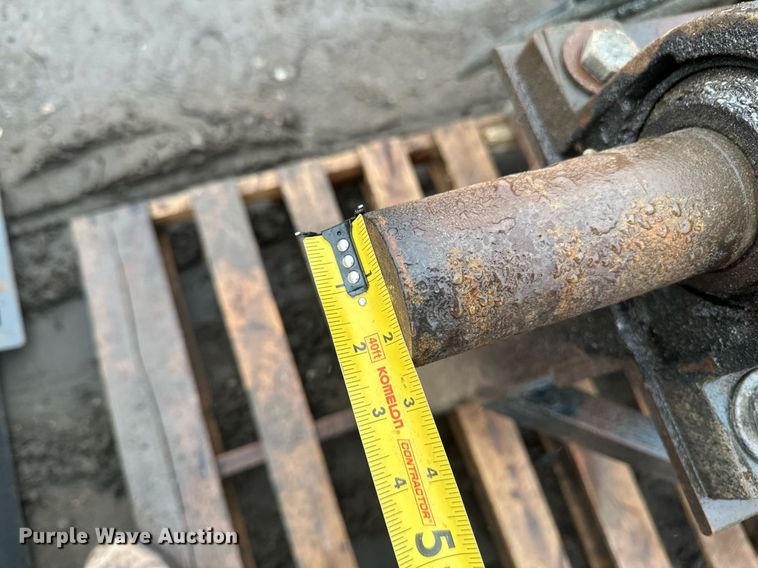 image for item DV0634 Skid steer hydraulic puller