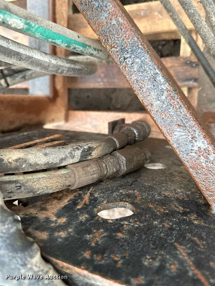 image for item DV0634 Skid steer hydraulic puller