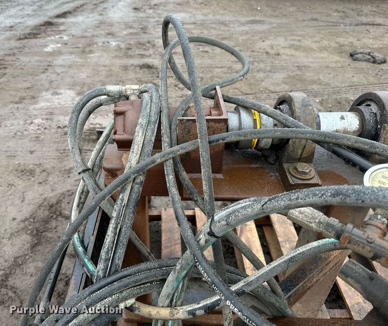 image for item DV0634 Skid steer hydraulic puller