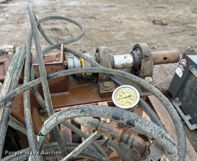 image for item DV0634 Skid steer hydraulic puller