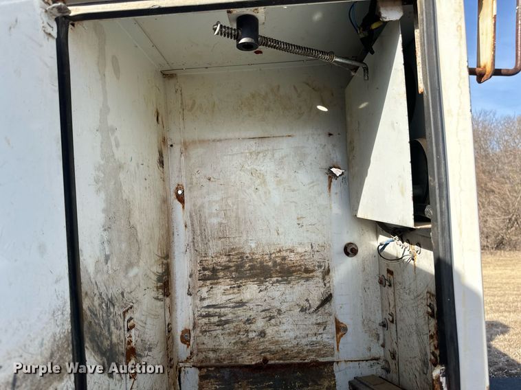 image for item DV0647 2011 Ford F750 Super Duty utility / service truck