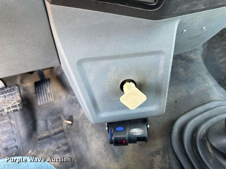 image for item DV0647 2011 Ford F750 Super Duty utility / service truck