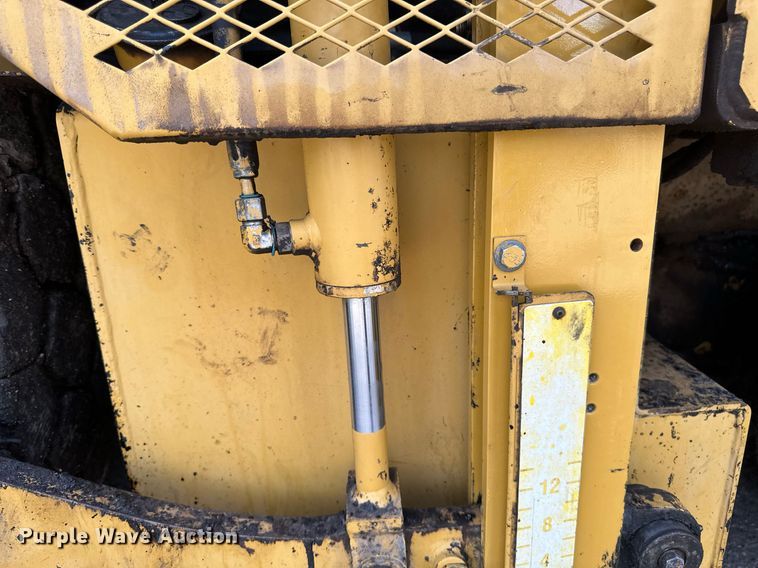 image for item DV0649 2010 Caterpillar AP1000D paver