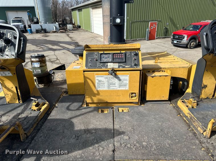 image for item DV0649 2010 Caterpillar AP1000D paver