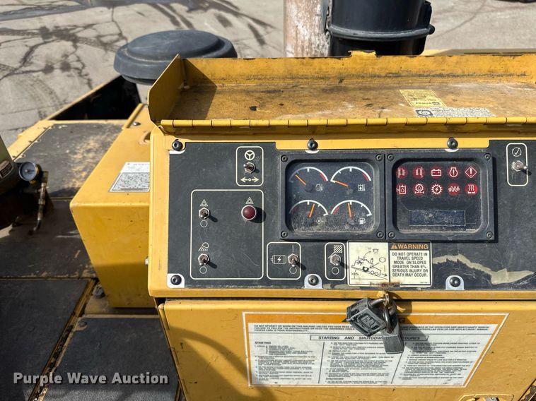 image for item DV0649 2010 Caterpillar AP1000D paver