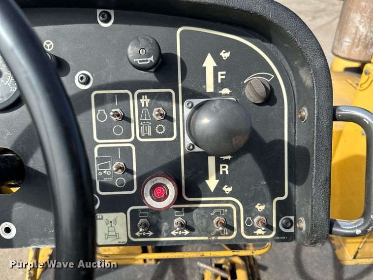 image for item DV0649 2010 Caterpillar AP1000D paver