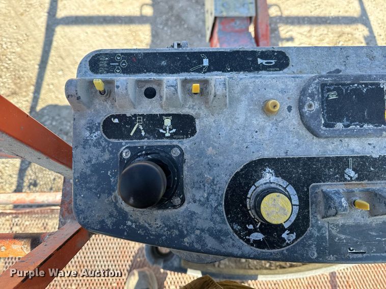 image for item DV1767 2006 JLG 400S boom lift