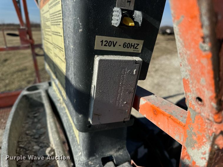 image for item DV1767 2006 JLG 400S boom lift