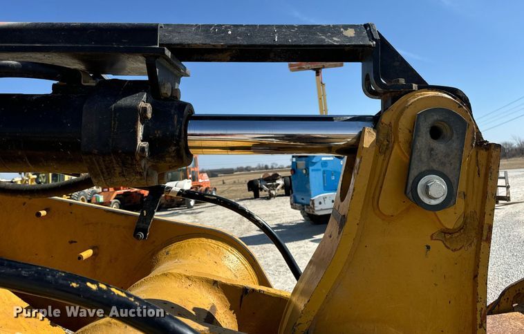 image for item DV1816 2011 Caterpillar 963D track loader