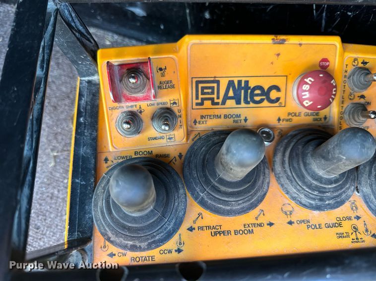 image for item DV1853 2011 Kenworth T370 digger derrick truck