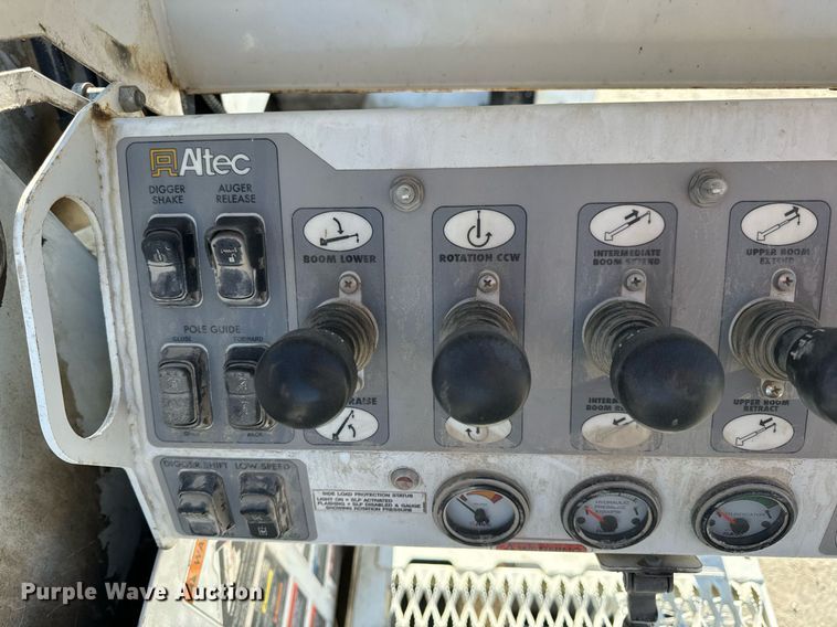 image for item DV1853 2011 Kenworth T370 digger derrick truck