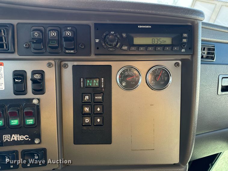 image for item DV1853 2011 Kenworth T370 digger derrick truck