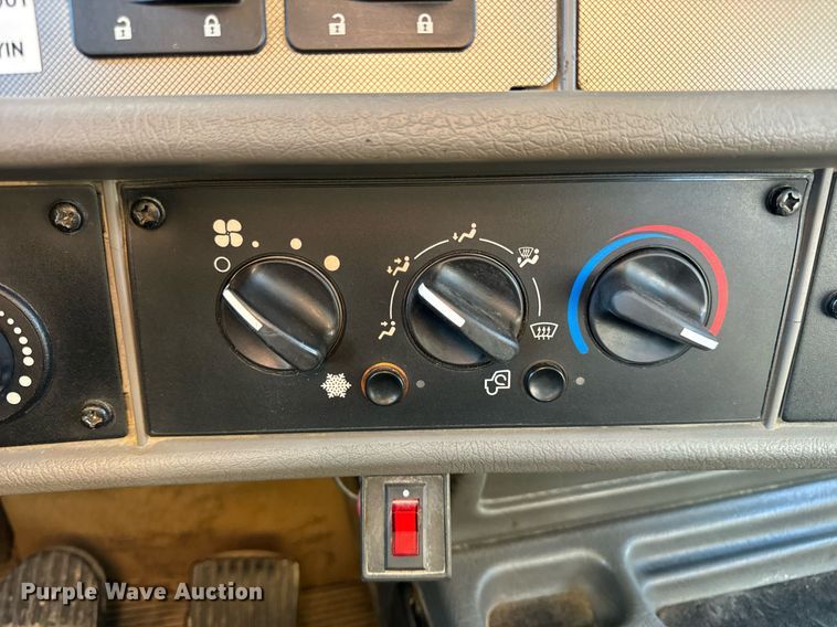 image for item DV1853 2011 Kenworth T370 digger derrick truck