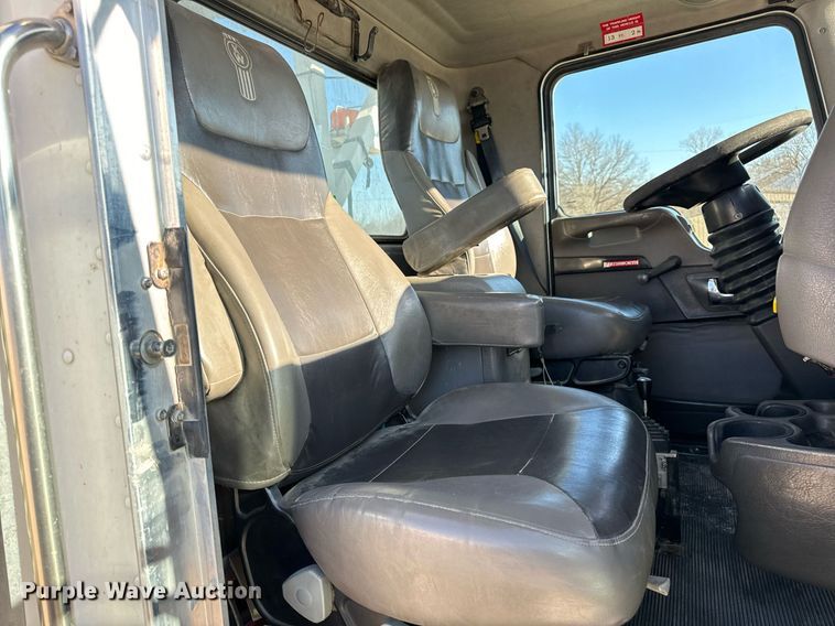 image for item DV1853 2011 Kenworth T370 digger derrick truck