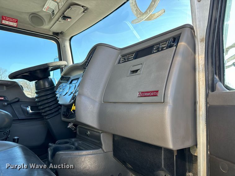 image for item DV1853 2011 Kenworth T370 digger derrick truck