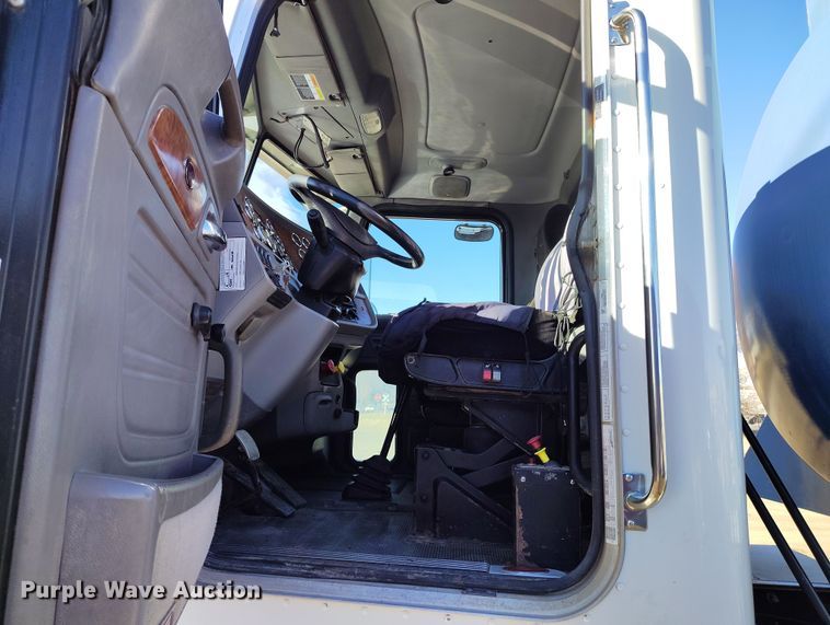 image for item DV6703 2008 Peterbilt 367 vacuum truck