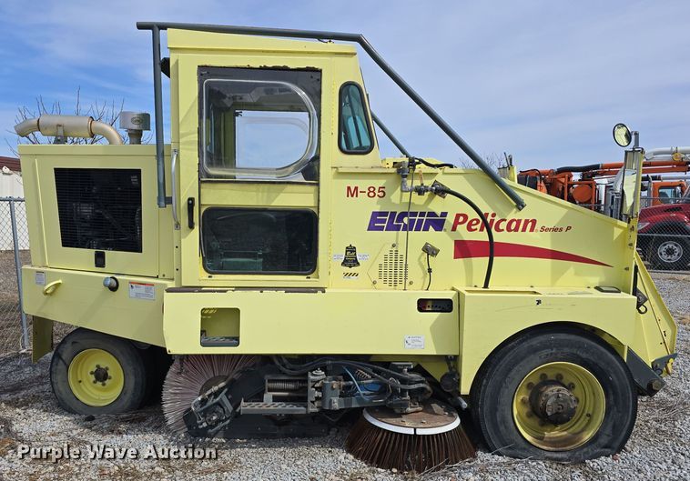 image for item DW3215 2004 Elgin Pelican Series P street sweeper truck