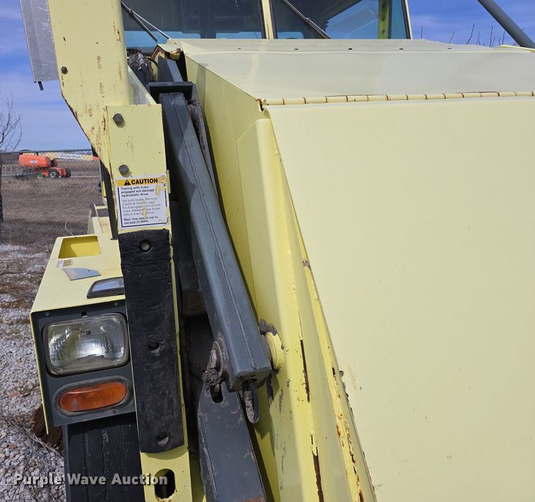 image for item DW3215 2004 Elgin Pelican Series P street sweeper truck