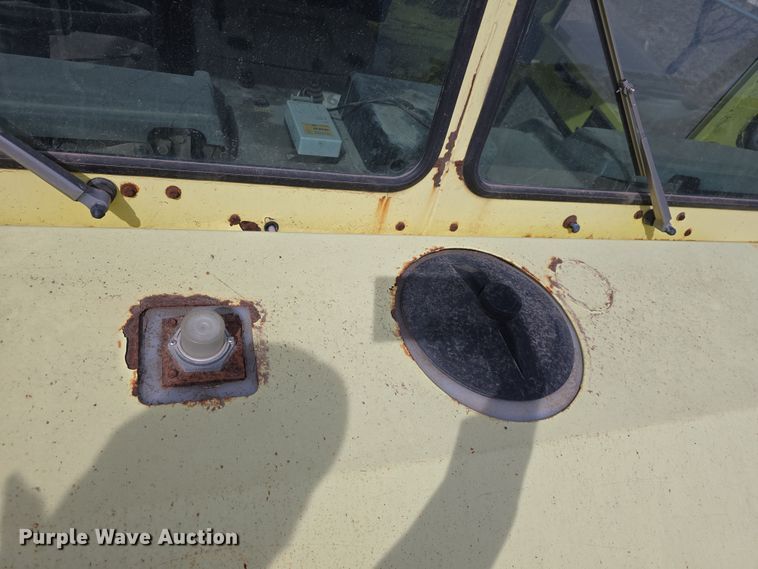 image for item DW3215 2004 Elgin Pelican Series P street sweeper truck